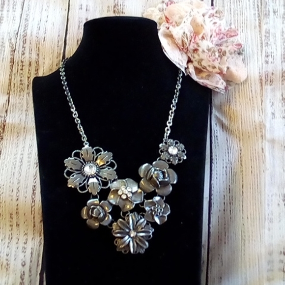 Metal  flower necklace - Picture 1 of 3